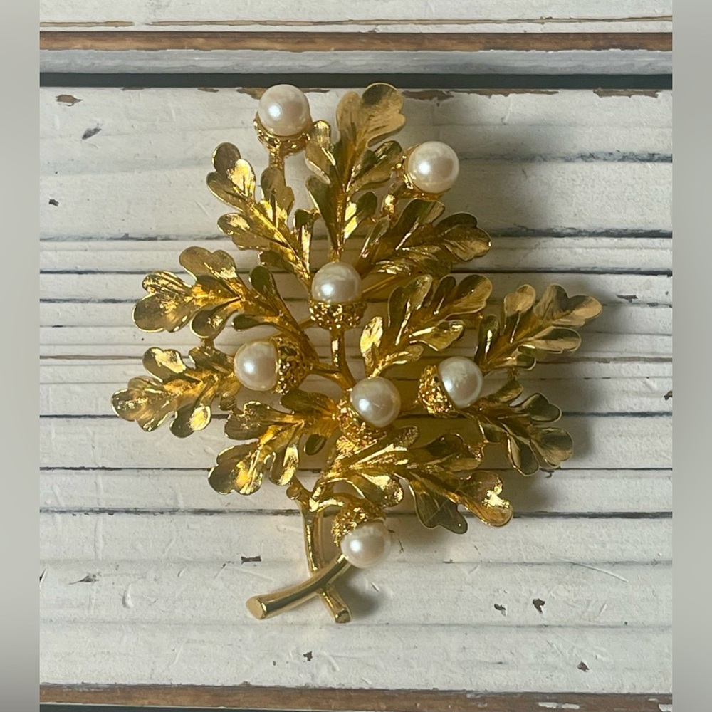 Vintage Monet Brooch‎ Leaf Floral Autumn Fall Faux Pearl Gold Tone Metal